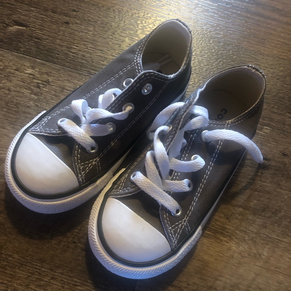 Toddler converses size 8